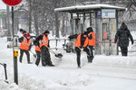 Уборка снега на автобусной остановке в Москве, 18 декабря 2022 года