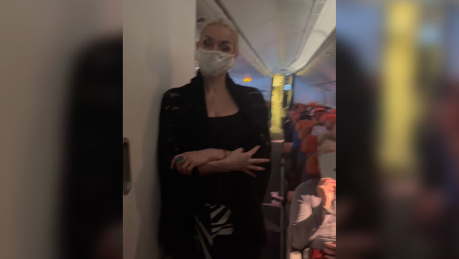 Анастасия Волочкова надела маску в самолет после давнего конфликта с бортпроводником