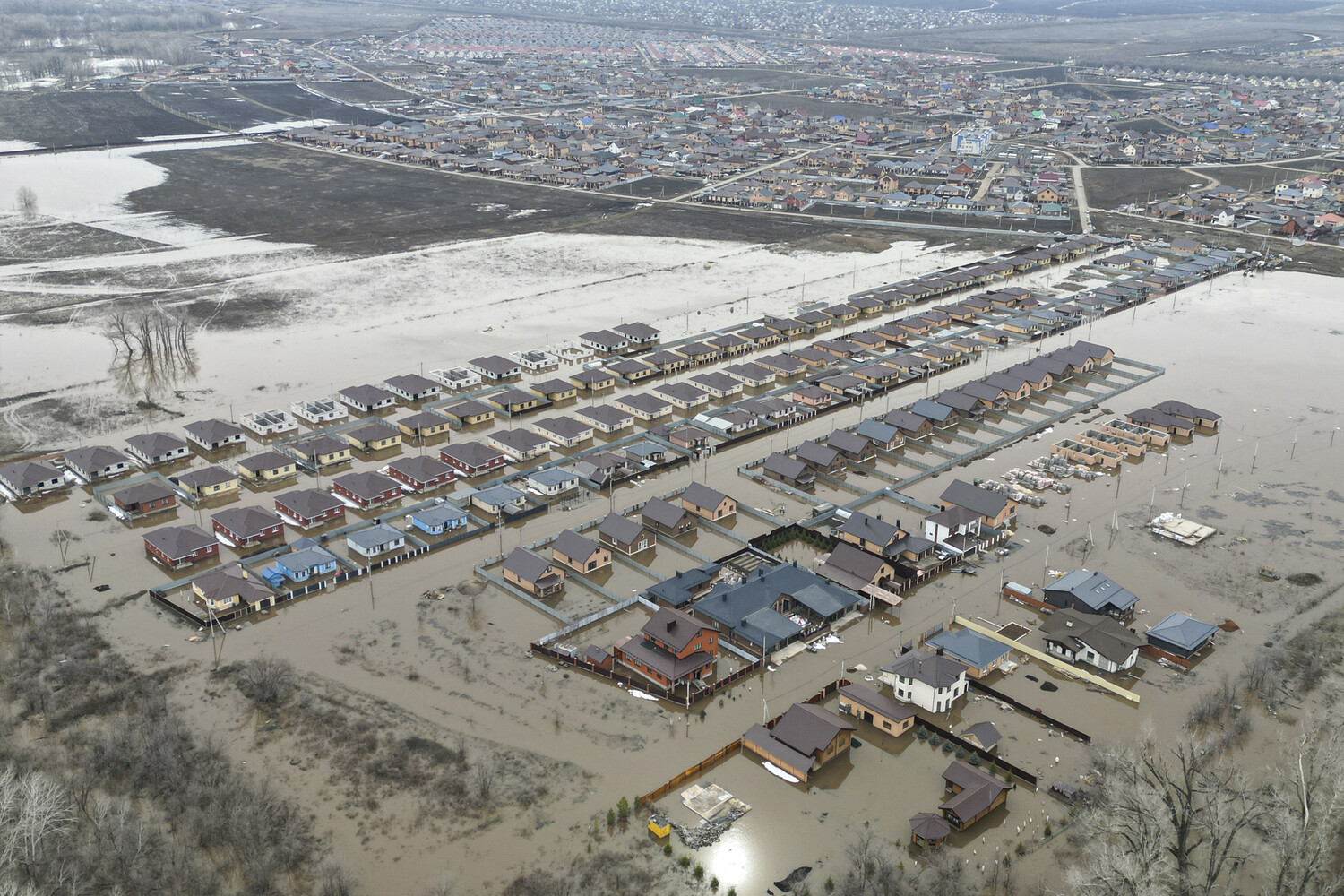 Прокуратура потребовала возбудить дело из-за прорыва дамбы в Орске -  Газета.Ru | Новости