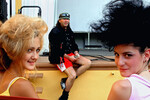 Модельер Егор Зайцев со своими моделями перед показом своей коллекции одежды на VIII Российском фестивале моды «Бархатные сезоны в Сочи» в рамках XI Международного кинофестиваля «Лики любви», 2005 год