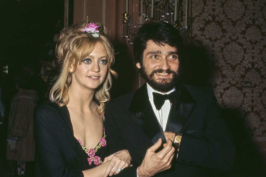 Американская актриса Голди Хоун рядом со своим мужем, американским актером, танцором и кинорежиссером Гасом Триконисом в&nbsp;отеле Beverly Hilton в&nbsp;Беверли-Хиллз, Калифорния, 27&nbsp;марта 1973&nbsp;года