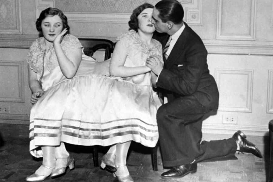 <b>Маргарет и Мэри Гибб</b>
<br><br>
Сестры Маргарет и Мэри Гибб родились в&nbsp;1912 году в&nbsp;городе Холиоке, штат Массачусетс в&nbsp;семье шотландских иммигрантов. Девочки были торакопагами &mdash; врачи предполагали, что когда-нибудь их можно будет разделить, однако родители Маргарет и Мэри отказались. Сестер воспитывали дома, обучая танцам и музыке. Позже они начали выступать в&nbsp;цирке под&nbsp;именем «сиамские близнецы Америки».
<br><br>
<b>На фото:</b> Мэри и Маргарет Гибб и их кавалер Карлос Джозеф, 1930-е гг.