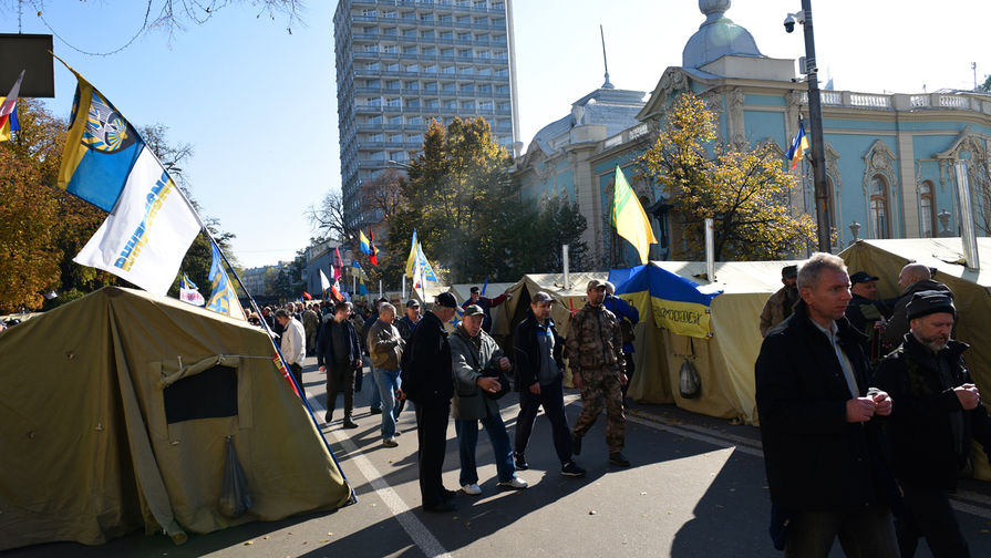 Палаточный городок около здания Верховной рады Украины в Киеве, 18 октября 2017 года