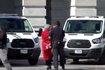 Полицейские арестовывают американскую актрису Джейн Фонду во время митинга около Капитолия, 11 октября 2019 года