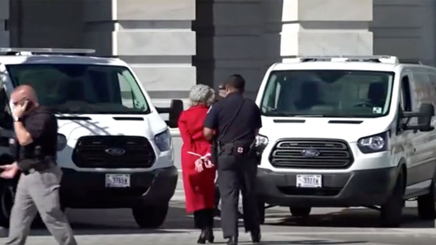 Полицейские арестовывают американскую актрису Джейн Фонду во время митинга около&nbsp;Капитолия, 11 октября 2019 года