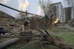 Житель Грозного у разрушенного дома, 1995 год