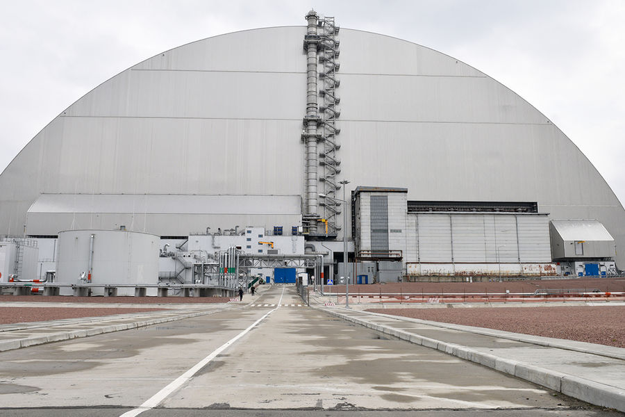 Изоляционное арочное сооружение (Новый безопасный конфайнмент) над разрушенным в результате аварии 4-м энергоблоком Чернобыльской АЭС, апрель 2021 года