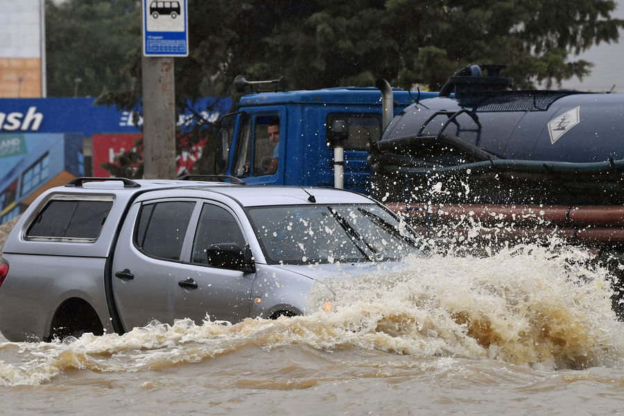 Автомобили на&nbsp;подтопленной в&nbsp;результате ливневых дождей улице в&nbsp;Керчи, 13 августа 2021 года