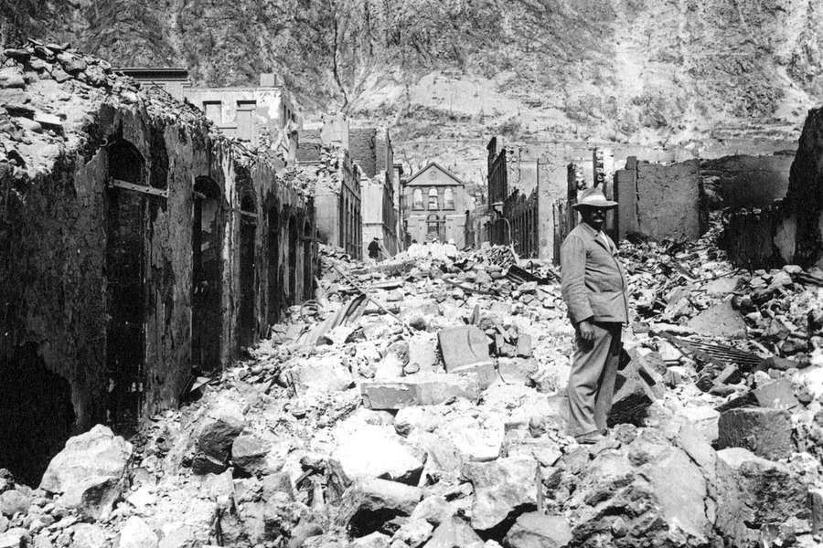 Руины города Сен-Пьер после извержения вулкана Мон-Пеле, 1902&nbsp;год