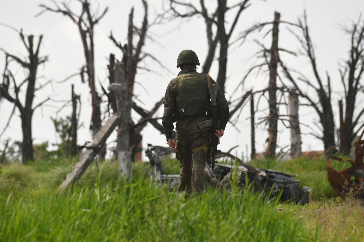 Под Хабаровском у участника СВО украли боевые награды и 1 млн руб. В  полиции отказались возбуждать дело - Газета.Ru