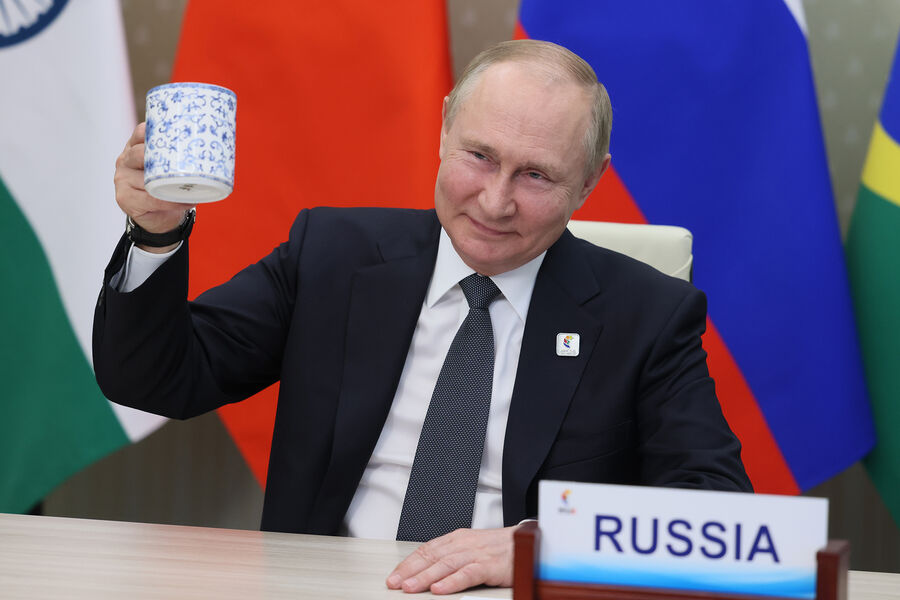 Владимир Путин принимает участие в режиме видеоконференции в XIV саммите БРИКС, 2022 год
