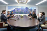 Лидер КНДР Ким Чен Ын (справа в центре) и президент Южной Кореи Мун Чжэ Ин (слева в центре) во время встречи деревне Пханмунджом, 27 апреля 2018 года