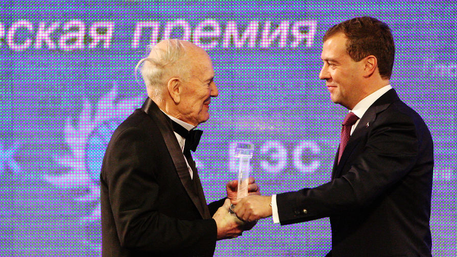 Президент Национальной академии наук Украины Борис Патон и президент России Дмитрий Медведев во время экономического форума в Санкт-Петербурге, июнь 2010 год