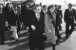 Реза Пехлеви с супругой в аэропорту Тегерана, перед тем, как покинуть страну, 16 января 1979 года