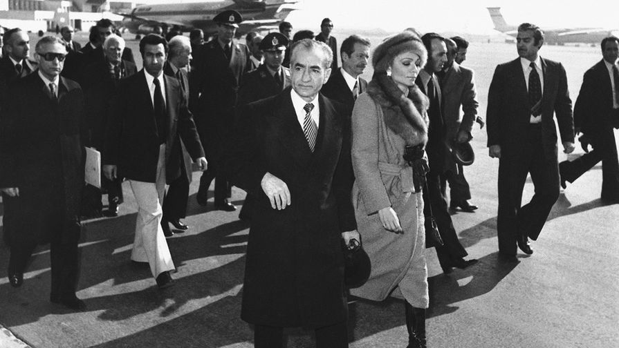 Реза Пехлеви с&nbsp;супругой в&nbsp;аэропорту Тегерана, перед&nbsp;тем, как покинуть страну, 16 января 1979 года