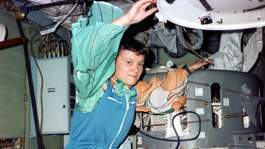 Космонавт Светлана Савицкая на борту орбитальной станции «Салют-7», 1982 год