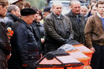 Родственники жертв теракта в жилом доме на Каширском шоссе в Москве во время похорон на Хованском кладбище, 16 сентября 1999 года