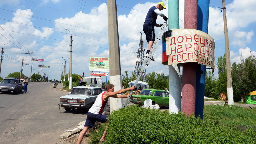 Вывеска с надписью «Донецкая народная республика» на одной из улиц Славянска.