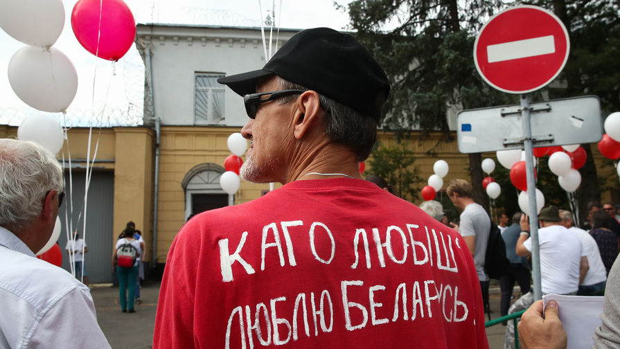 Участник акции протеста у&nbsp;СИЗО №1, где находится блогер Сергей Тихановский, 18 августа 2020 года