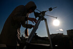 Девушка наблюдает в телескоп частичное солнечное затмение в Москве, 25 ноября 2022 года