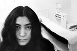 Художница и музыкант Йоко Оно на своей выставке в галерее Лиссона в Лондоне, 1968 год