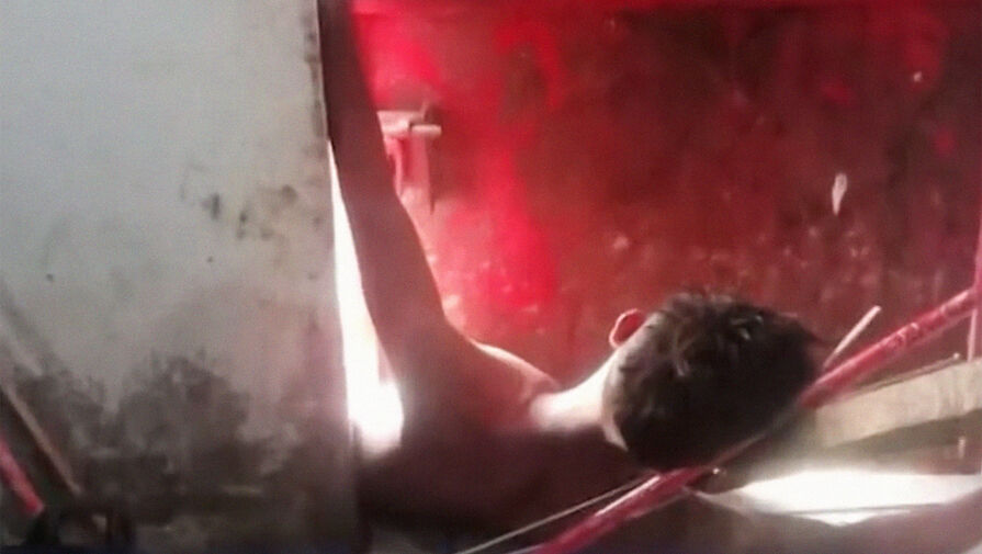 В Индонезии вора зажало дверью, когда он попытался пролезть в чужой дом