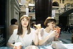 Посетительницы в одном из кафе ГУМа, 1993 год