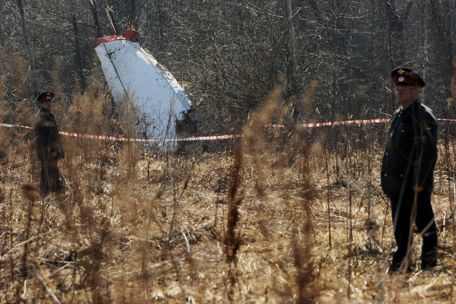 Обломки самолета Ту-154, упавшего в районе Смоленска, 2010 год