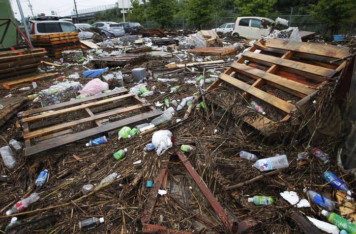 Спасатели эвакуировали из&nbsp;прибрежных районов почти 8&nbsp;тысяч человек, еще более 1,2 млн японцев получили настоятельную рекомендацию покинуть свои дома и перебраться вглубь страны.