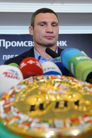 Виталий Кличко на&nbsp;фоне пояса, который он будет защищать в&nbsp;сентябре