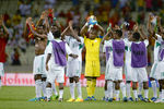 Футболисты сборной Нигерии благодарят болельщиков за поддержку.