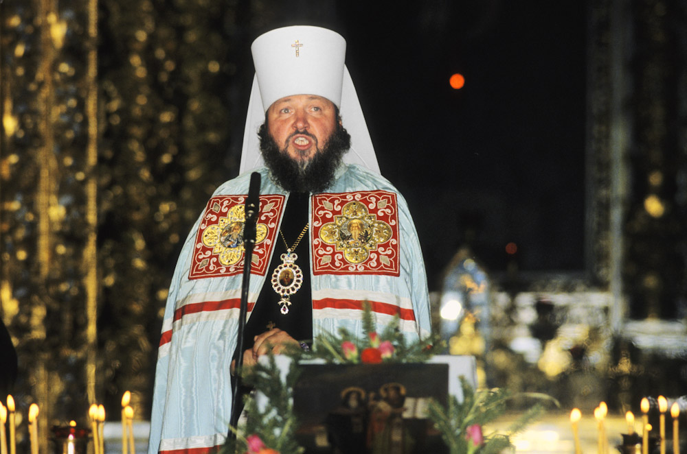 Митрополит Смоленский и Калининградский Кирилл во время торжественной литургии в Успенском соборе в городе Смоленске. Июнь 1991 года