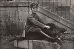 Немецкий офицер ВВС сидит верхом на мертвом кабане