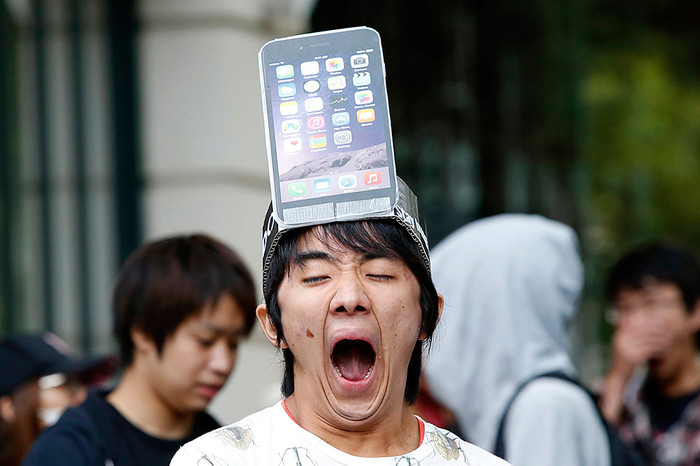 Мужчина с&nbsp;макетом модели iPhone 6&nbsp;Plus на&nbsp;голове стоит в&nbsp;очереди токийского Apple Store