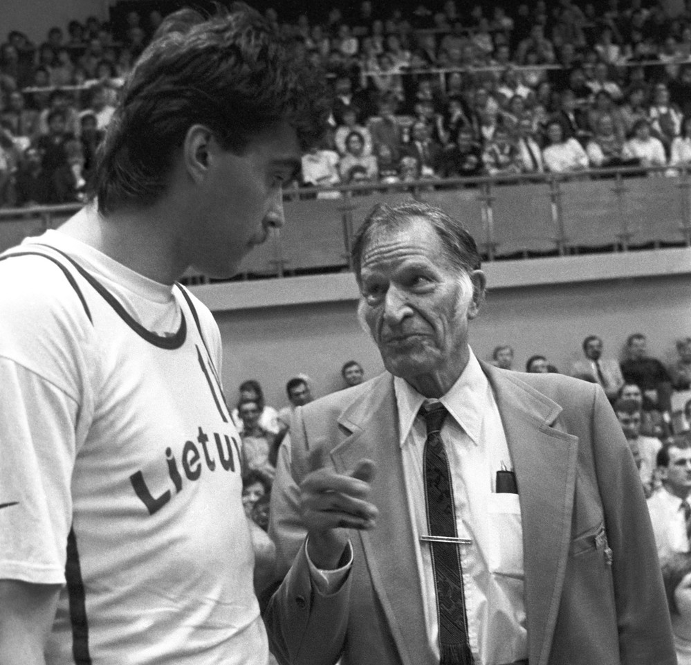 1989 год. Баскетболист Арвидас Сабонис (слева) и ветеран литовского баскетбола Пранас Лубинас (справа)