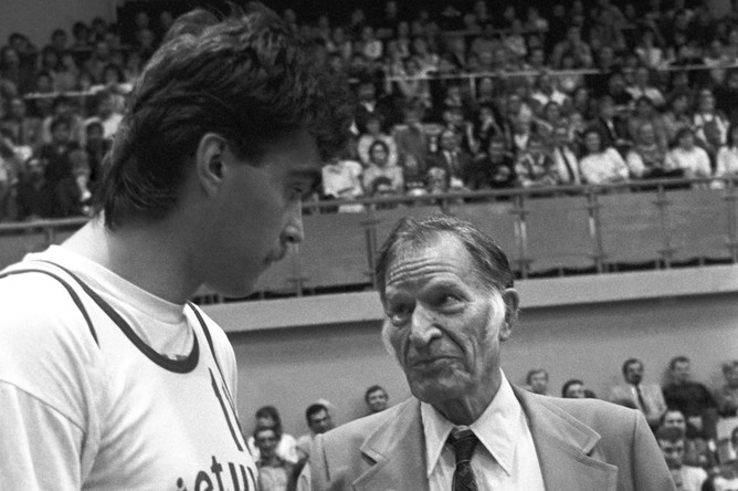 1989 год. Баскетболист Арвидас Сабонис (слева) и ветеран литовского баскетбола Пранас Лубинас (справа)