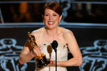 Джулианна Мур получает «Оскар» за «Лучшую женскую роль»