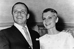 Фрэнк Синатра и Миа Фэрроу после свадьбы 19 июля 1966 года в Лас-Вегасе