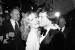 Хью Хефнер с подругой Сандрой Феодор на вечеринке в честь 25-летия журнала Playboy в Нью-Йорке, 1979 год