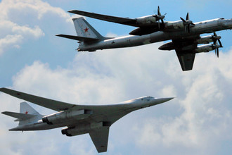 Стратегические бомбардировщики Ту-160 (слева) и Ту-95 (справа)