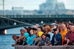 Зрители перед торжественным парадом во время празднования Дня Военно-Морского Флота в Санкт-Петербурге