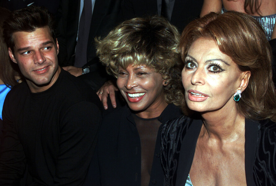 Рики Мартин, Тина Тернер и Софи Лорен во время показа Giorgio Armani на&nbsp;Неделе моды в&nbsp;Милане, 1999&nbsp;год