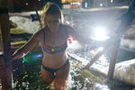 Девушка во время крещенских купаний на Верх-Исетском пруду в Екатеринбурге