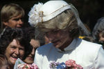 Первый заграничный тур принцессы Уэльской состоялся в сентябре 1982 года. Повод был грустный – Диана присутствовала на похоронах княгини Монако Грейс. Вслед за тем она побывала в Нидерландах, а в 1983 году взяла с собой принца Уильяма в тур по Австралии и Новой Зеландии.
<br>
На фото: Принцесса Диана во время своего визита в Лонсестон, Тасмания, 1983 год
