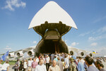 Ан-225 «Мрия» с поднятым носовым обтекателем на 5-м Международном авиакосмическом салоне «МАКС-2001»