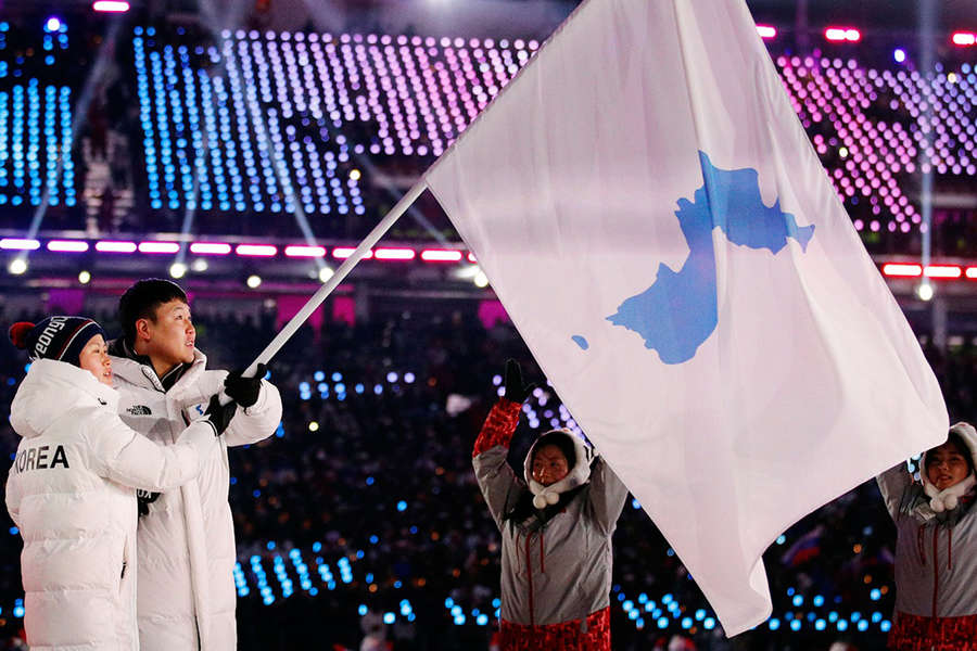 Спортсмены из КНДР и Южной Кореи с флагом Объединения на церемония открытия зимних Олимпийских игр в корейском Пхенчхане, 9 февраля 2018 года
