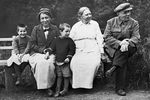 Старшая сестра Владимира Ленина Анна Елизарова-Ульянова, Надежда Крупская и сам Владимир Ленин в Горках, 1922 год