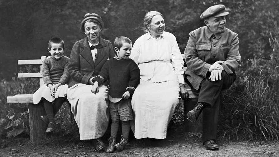 Старшая сестра Владимира Ленина Анна Елизарова-Ульянова, Надежда Крупская и сам Владимир Ленин в Горках, 1922 год