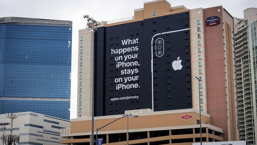 Надпись на плакате в Лас-Вегасе, США: «Что происходит на вашем iPhone, остается на вашем iPhone»