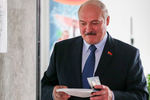 Президент Белоруссии Александр Лукашенко голосует на выборах президента Белоруссии на избирательном участке в Минске, 9 августа 2020 года